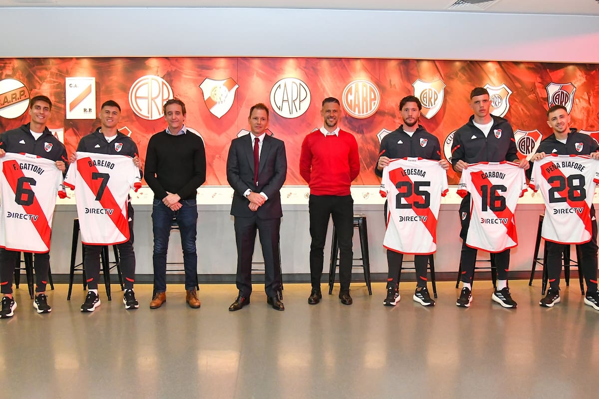 La presentación de los refuerzos de River del mercado de pases anterior al actual, con el presidente, Jorge Brito, y Martín Demichelis, entonces entrenador, en el centro de la escena