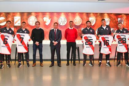 La presentación de los refuerzos de River del mercado de pases anterior al actual, con el presidente, Jorge Brito, y Martín Demichelis, entonces entrenador, en el centro de la escena