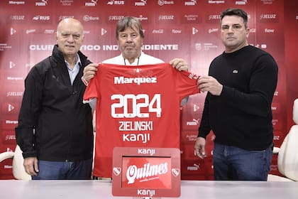 La presentación de Ricardo Zielinski como director técnico de Independiente, entre el presidente Néstor Grindetti y el director deportivo Pablo Cavallero; firmó por 12 meses.