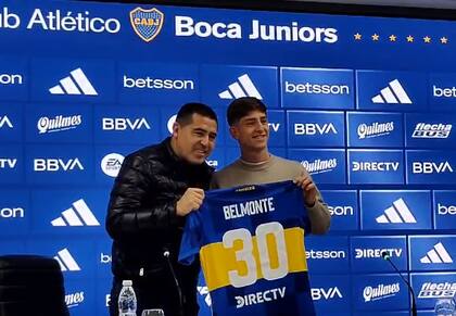 La presentación de Tomás Belmonte con la camiseta 30 y con Juan Román Riquelme, presidente de Boca, en el último mercado de pases