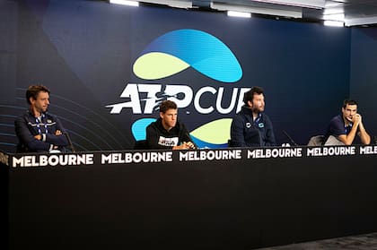 La presentación del equipo argentino en Melbourne, con Zeballos, Schwartzman, José Acasuso (coach de Pella) y el zurdo Pella