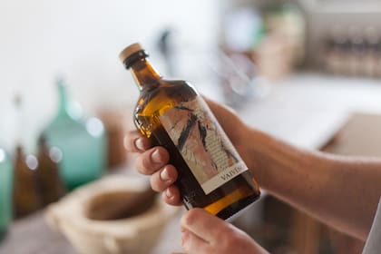 La presentación del gin es sobria. Se consigue en vinerías y por Instagram.