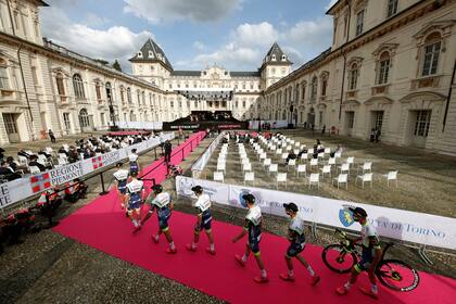 La presentación del Giro de Italia tuvo lugar en el Castillo de Valentino, de Turín, la ciudad donde este sábado se largará la primera de las tres grandes carreras anuales del ciclismo mundial.