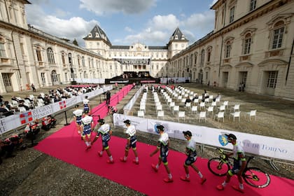 La presentación del Giro de Italia tuvo lugar en el Castillo de Valentino, de Turín, la ciudad donde este sábado se largará la primera de las tres grandes carreras anuales del ciclismo mundial.