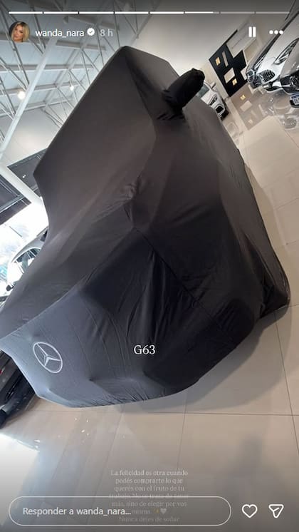 La presentación del rodado que se compró Nara se realizó en un salón de ventas de máxima categoría, donde la unidad aparecía cubierta por una elegante funda negra (Foto: Instagram/@wanda.nara)