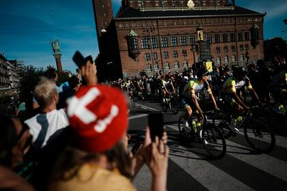 La presentación del Tour de Francia en Copenhague, la capital de Dinamarca, a un día de la carrera y con los fanáticos a un lado del camino.