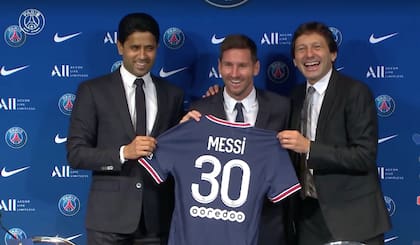 La presentación oficial de Leo Messi, en el Parque de los Príncipes, entre Nasser Al Khelaifi y Leonardo, el mánager