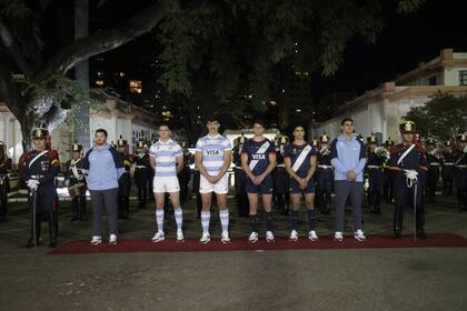 La presentación tuvo lugar en la sede del Regimiento de Granaderos a Caballo, con el plantel completo de los Pumas.