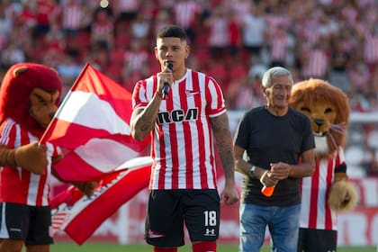 La presentación y el reencuentro: Marcos Rojo le habla al público en el estadio Jorge Luis Hirschi; detrás, Juan Ramón Verón, gloria futbolística de Estudiantes y padre del actual presidente Juan Sebastián