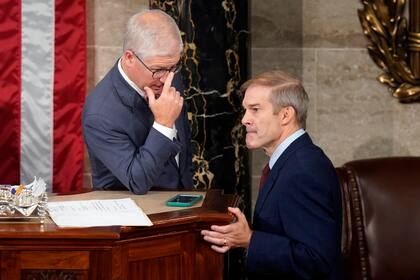 La presidencia interina está en manos Patrick McHenry (izquierda); mientras que Jim Jordan (derecha) salió de la contienda por el liderazgo