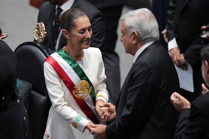 La presidenta Claudia Sheinbaum toma de las manos del presidente saliente, Andrés Manuel López Obrador, en la Ciudad de México, el martes 1 de octubre de 2024