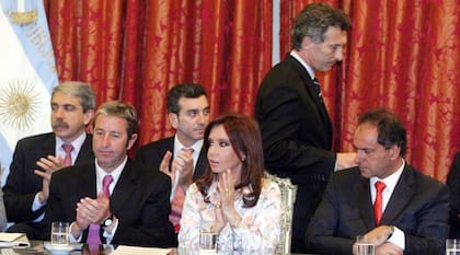 La Presidenta CristinaKirchner, cuando anunció la obra,, en enero de 2018, jundo a Daniel Scioli, Julio Cobos, Forencio Randazzo, Aníbla Fernández y Mauricio Macri