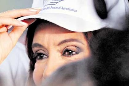 La presidenta Cristina Kirchner posó anteayer con una gorra perteneciente a uno de los gremios aeronáuticos en el acto por el acuerdo salarial de Aerolíneas