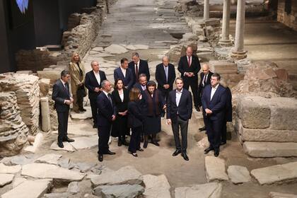 La presidenta de Grecia Katerina Sakellaropoulou, tercera de la izquierda, y el primer ministro Kyriakos Mitsotakis, segundo de la derecha, junto con otros funcionarios, visitan el sitio arqueológico de la nueva estación de metro Venizelou en Salónica, norte de Grecia, el viernes 29 de noviembre de 2024. (Alexandros Avramidis/Pool Photo vía AP)