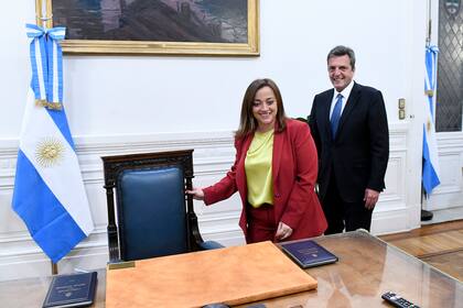 La presidenta de la Cámara de Diputados, Cecilia Moreau, y el ministro de Economía, Sergio Massa