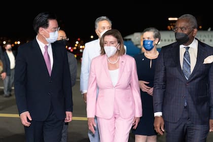 La presidenta de la Cámara de Representantes, Nancy Pelosi, recibe la bienvenida a su llegada al aeropuerto de Sungshan en Taipei. (AFP)