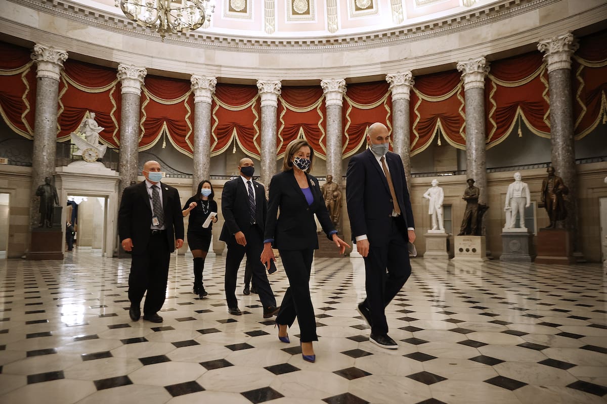La presidenta de la Cámara de Representantes, Nancy Pelosi, se prepara para la última votación del día en el Capitolio de Estados Unidos el 12 de enero de 2021 en Washington, DC
