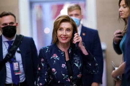 La presidenta de la Cámara de Representantes, la demócrata Nancy Pelosi, habla por teléfono al regresar a su oficina el jueves 22 de julio de 2021, en el Capitolio, en Washington. (AP Foto/J. Scott Applewhite