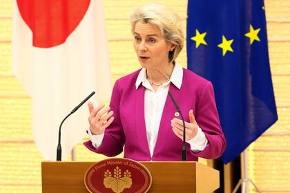 La presidenta de la Comisión Europea Ursula von der Leyen habla durante un acto oficial en Tokio, el jueves 12 de mayo de 2022. (Yoshikazu Tsuno/fotografía de Pool vía AP)