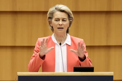 La presidenta de la Comisión Europea, Ursula von der Leyen, pronuncia un discurso sobre la reunión de alto nivel entre la UE y Turquía, durante una sesión plenaria en el Parlamento Europeo en Bruselas, el 26 de abril de 2021.