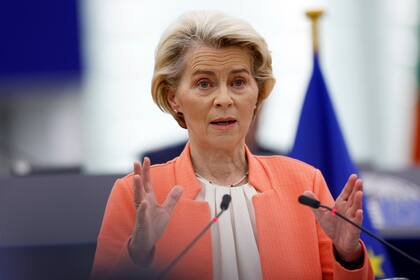 La presidenta de la Comisión Europea, Ursula von der Leyen ofrece su discurso anual sobre el estado de la Unión Europea y sus planes y estrategias futuros, en el Parlamento Europeo, el miércoles 13 de septiembre de 2023 en Estrasburgo, en el este de Francia. (AP Foto/Jean-Francois Badias)