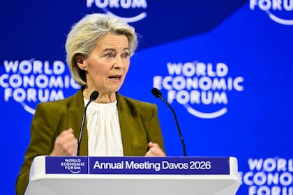 La presidenta de la Comisión Europea, Ursula von der Leyen, gesticula mientras pronuncia un discurso durante la reunión anual del Foro Económico Mundial (WEF) en Davos el 20 de enero de 2026. El Foro Económico Mundial tiene lugar en Davos del 19 al 23 de enero de 2026
