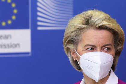 La presidenta de la Comisión Europea, Ursula von der Leyen llega con mascarilla a una conferencia de prensa sobre las vacunas contra el COVID-19 en las oficinas de la UE, el lunes 18 de octubre de 2021, en Bruselas. (Yves Herman, Pool Photo via AP)