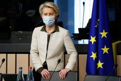 La presidenta de la Comisión Europea, Ursula von der Leyen, a su llegada a una reunión del Colegio de Comisarios, en Estrasburgo, Francia, el 14 de diciembre de 2021. (Julien Warnand, Pool Foto via AP)