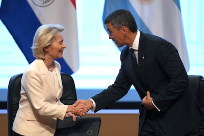 La presidenta de la Comisión Europea, Ursula von der Leyen, estrecha la mano del presidente de Paraguay, Santiago Peña