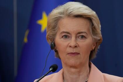 La presidenta de la Comisión Europea, Ursula von der Leyen, escucha al presidente serbio, Aleksandar Vucic, en una conferencia de prensa en el palacio presidencial de Serbia en Belgrado, Serbia, el viernes 25 de octubre de 2024. (AP Foto/Darko Vojinovic)