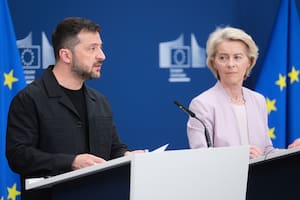 La presidenta de la Comisión Europea, Ursula von der Leyen, y el presidente de Ucrania, Volodimir Zelensky, participan en una conferencia de prensa en la sede de la UE en Bruselas, Bélgica, el domingo 17 de agosto de 2025.