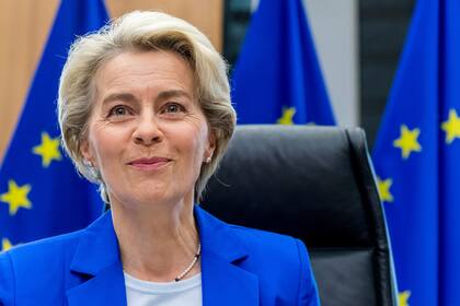 La presidenta de la Comisión Europea Ursula von der Leyen sonríe mientras espera por el comienzo de la reunión semanal del Colegio de Comisionados en Bruselas el 9 de noviembre del 2022.  (AP Foto/Geert Vanden Wijngaert)