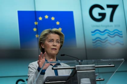 La presidenta de la Comisión Europea, Ursula von der Leyen, durante una conferencia de prensa conjunta con el presiente del Consejo Europeo, Charles Michel, antes de una cumbre del G7, en la sede de la UE