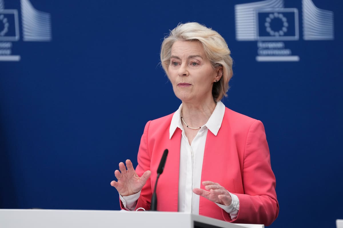 La presidenta de la Comisión Europea, Ursula von der Leyen, habla durante una sesión sobre seguridad de menores en internet en la sede de la UE en Bruselas