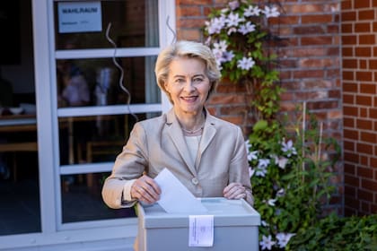 La presidenta de la Comisión Europea, Ursula von der Leyen. La presidenta de la Comisión Europea deposita su voto tras una jornada de protestas y agresiones a políticos de ultraderecha en Alemania