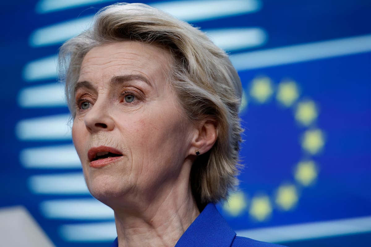 La presidenta de la Comisión Europea, Ursula von der Leyen, se dirige en una conferencia de prensa en Bruselas, el jueves 19 de diciembre de 2024. (AP Foto/Omar La Habana, Archivo)