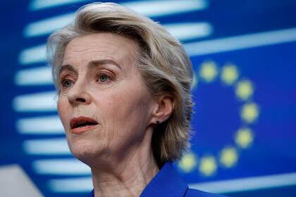 La presidenta de la Comisión Europea, Ursula von der Leyen, se dirige en una conferencia de prensa en Bruselas, el jueves 19 de diciembre de 2024. (AP Foto/Omar La Habana, Archivo)