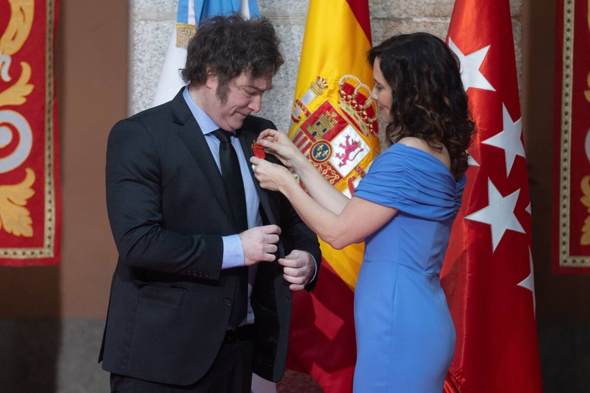 La presidenta de la Comunidad de Madrid, Isabel Díaz Ayuso, condecora al presidente de la República Argentina, Javier Milei, en la Real Casa de Correos, a 21 de junio de 2024, en Madrid (España)