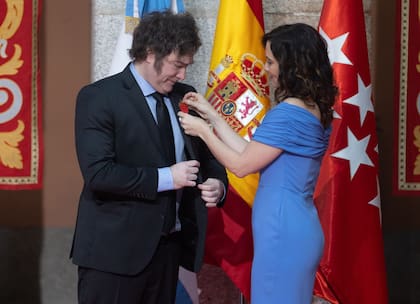 La presidenta de la Comunidad de Madrid, Isabel Díaz Ayuso, condecora al presidente de la República Argentina, Javier Milei, en la Real Casa de Correos, a 21 de junio de 2024, en Madrid (España). Ayuso concede hoy a Milei la Medalla Internacional de la Comunidad de Madrid (Junio de 2024)