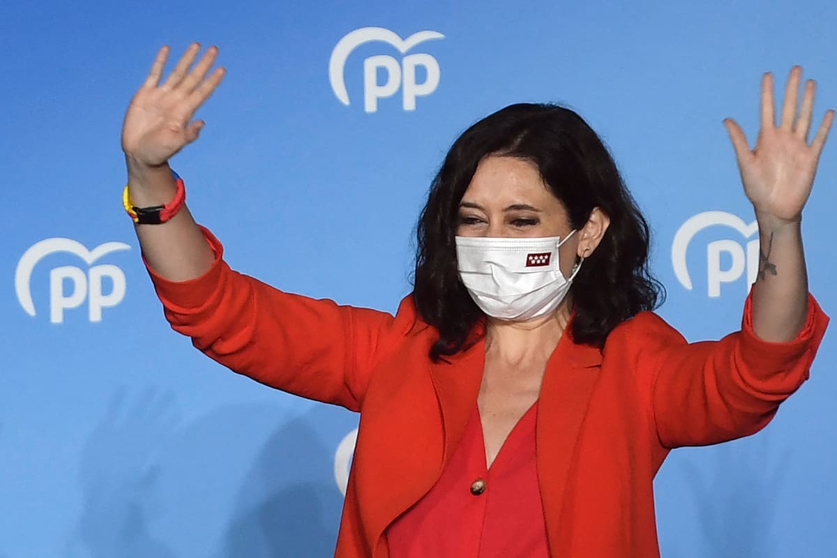 La presidenta de la Comunidad de Madrid y candidata del Partido Popular (PP) Isabel Díaz Ayuso saluda a los simpatizantes en la sede de su partido en Madrid tras las elecciones regionales del 4 de mayo de 2021