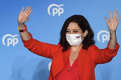 La presidenta de la Comunidad de Madrid y candidata del Partido Popular (PP) Isabel Díaz Ayuso saluda a los simpatizantes en la sede de su partido en Madrid tras las elecciones regionales del 4 de mayo de 2021
