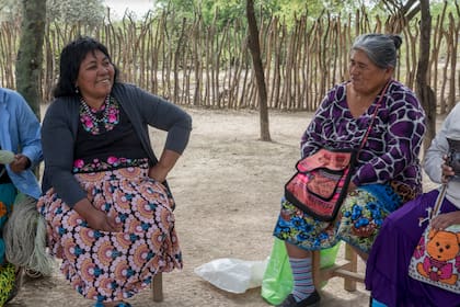 La presidenta de la Cooperativa de Mujeres Artesanas del Gran Chaco (Comar), Norma Rodríguez (izquierda), junto a otras artesanas