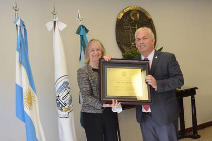 La presidenta de la Suprema Corte de Justicia de la provincia de Buenos Aires, Hilda Kogan, y el presidente del Colegio de Escribanos provincial, Diego Molina.