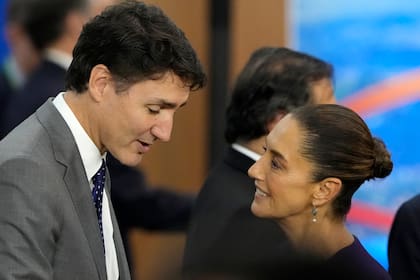La presidenta de México, Claudia Sheinbaum, derecha, conversa con el primer ministro canadiense Justin Trudeau durante la cumbre del G20 en Río de Janeiro, el lunes 18 de noviembre de 2024. (AP Foto/Eraldo Peres)