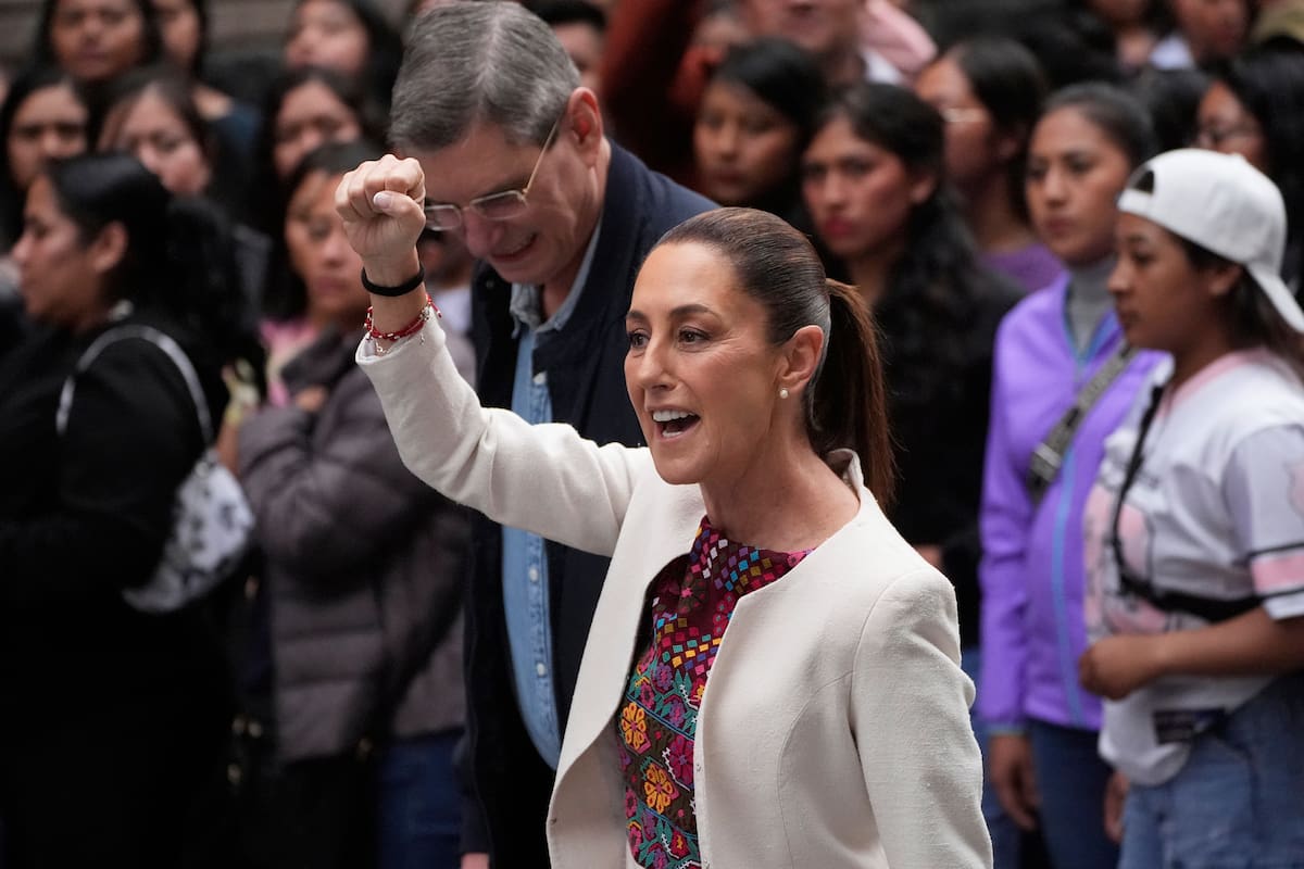 La presidenta de México, Claudia Sheinbaum, llega a un centro de votación para votar en las primeras y más que controvertidas elecciones judiciales de ese país
