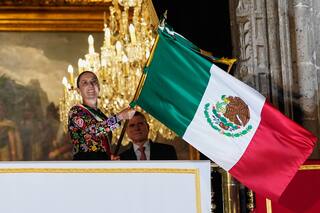 Sheinbaum defiende la soberanía y recuerda a migrantes en celebración de independencia de México