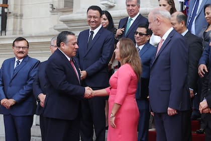 La presidenta de Perú, Dina Boluarte, acompaña a los ministros a la presentación del gabinete ministerial
