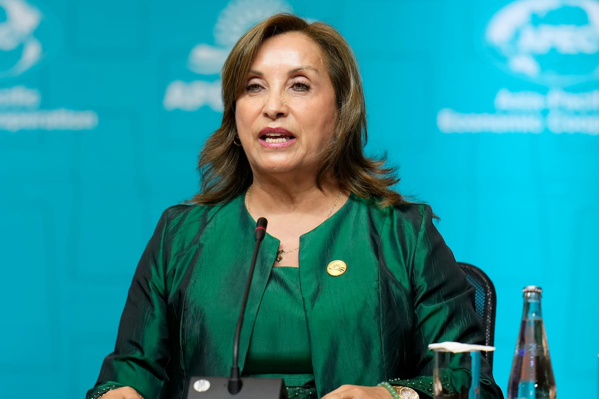 La presidenta de Perú, Dina Boluarte, habla durante la cumbre anual de Cooperación Económica Asia Pacífico, APEC, en Lima, Perú, el sábado 16 de noviembre de 2024