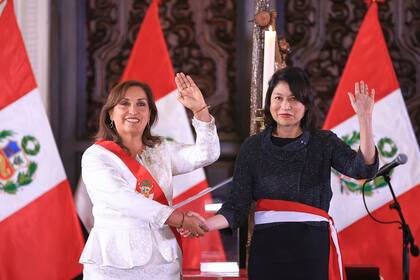 La presidenta de Perú, Dina Boluarte, toma posesión a su ministra de Exteriores, Ana Cecilia Gervasi