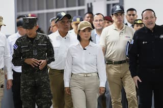 Presidenta peruana visita megacárcel de El Salvador donde están recluidos pandilleros